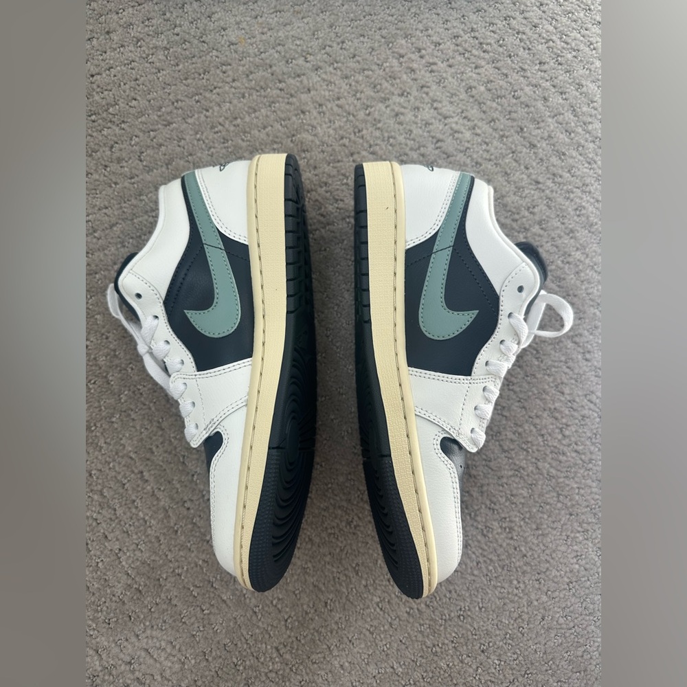 NEW Nike Air Jordan 1 Low Jade Smoke Size 8 - Picture 4 of 8